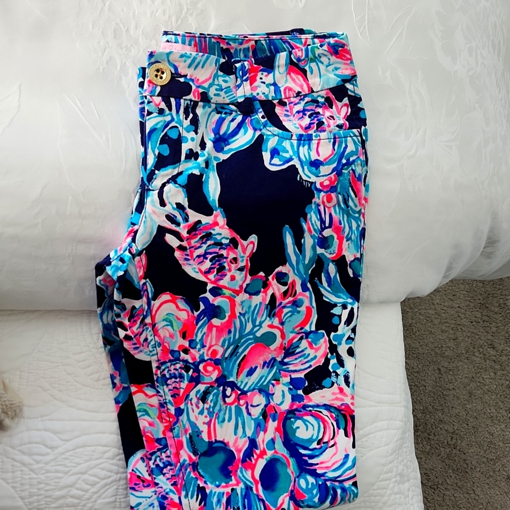 Lilly Pulitzer Callahan Chino Pants. Print name is "Caught up" Like New!